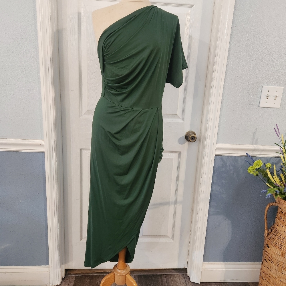 Elegant One-Shoulder Green Dress - Picture 4 of 16